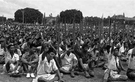 Klik saja salah satu gambar hari kemerdekaan terus kamu bisa simpan gambar hari 17 agustus 1945 ke komputer atau laptop kamu. SEJARAH PERJUANGAN SANTRI MELAWAN PENJAJAH | ghofar