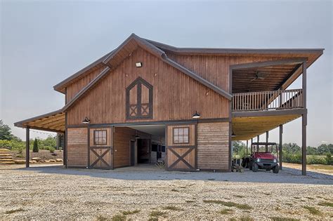 Tour A Six Stall Barn With Luxurious Living Quarters Stable Style