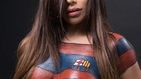Fã de Messi Suzy Cortez posa com o corpo todo pintado com as cores do Barcelona Notícias BOL