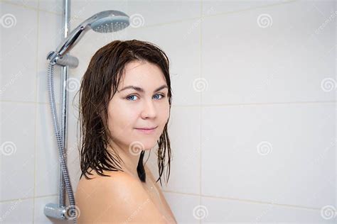 Jeune Femme Nue Se Tenant Dans La Douche Photo Stock Image Du Santé