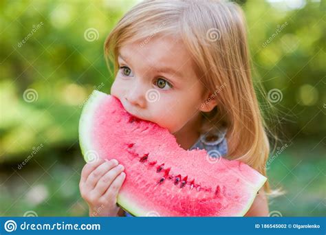Kinderen Die Watermeloen Eten In De Tuin Kinderen Eten Buitenshuis