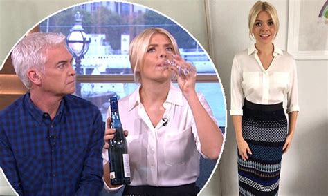 Holly Willoughby Wows In Pencil Skirt On This Morning Daily Mail Online