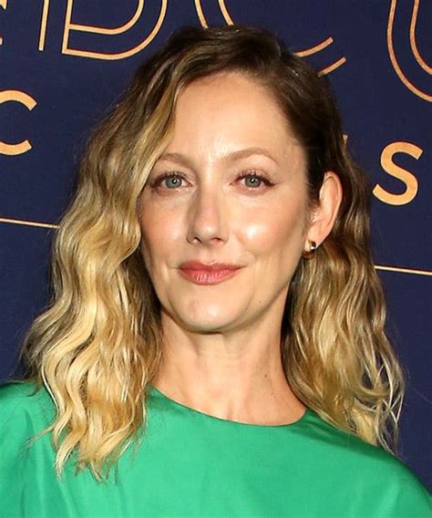 Judy Greer Medium Wavy Blonde Hairstyle With Side Swept Bangs And Light