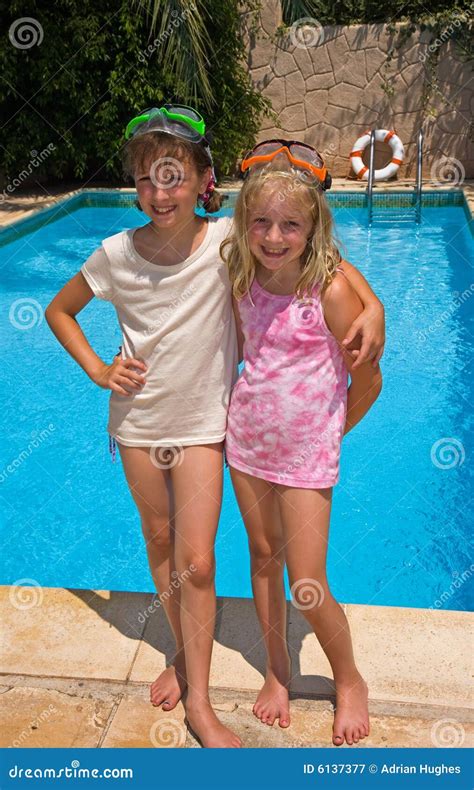 Zwei Schwestern Durch Das Pool Stockbild Bild Von Schwimmbad Kind