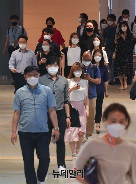 '개편된 거리두기 2단계'가 적용되면 우리 삶이 어떻게 바뀌게 되는지 정리해봤다. 포토 정부 "이번주 거리두기 3단계 격상 여부 결정짓는 고비 ...