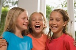 Drei Mädchen stehen nebeneinander und … – Bild kaufen – 70058684 lookphotos