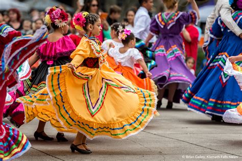 Hundreds Gather Downtown To Celebrate Mexican American Culture