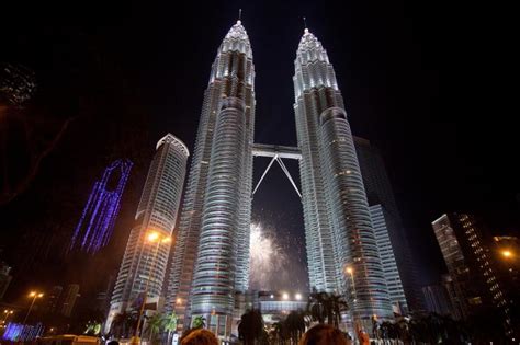 Air mancur joget ini ada di belakang menara kembar petronas kl, pengunjung bisa menikmati hiburan ini pada malam hari tanpa. Menara Berkembar Petronas - Kuala Lumpur