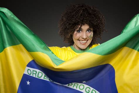 Passioné Du Football Brésilien De Sourire Avec Les Bras Croisés Image Stock Image Du Brésil