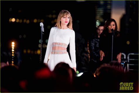 Taylor Swift Performs Style And Blank Space For Iheartradios Secret