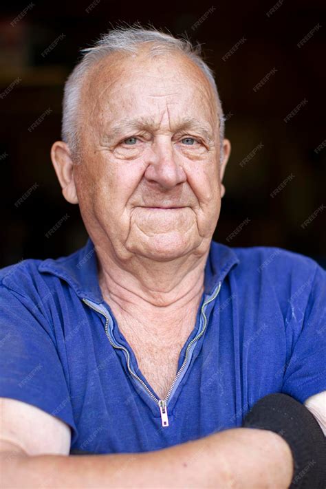 Retrato De Un Anciano Grayhaired Hombre Hombre En Ochenta Años