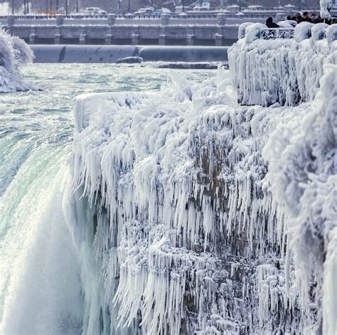 Niagarské vodopády sa v piatok v noci stali dejiskom historického kúsku amerického akrobata nika wallendu, ktorý prešiel po lane tesne nad hladinou, kam dopadá voda z. V USA je taká zima, že zamrzli Niagarské vodopády, takto ...