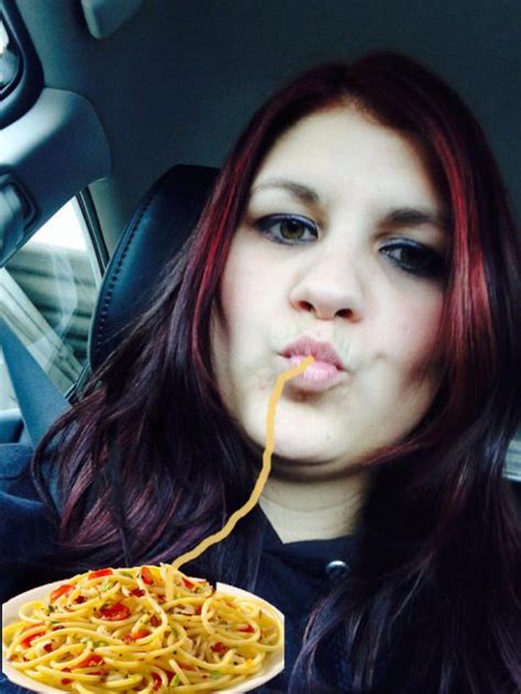 25 Fois Où Des Trolls Internet Ont Amélioré Des Selfies De Duckface En Ajoutant Du Spaghetti