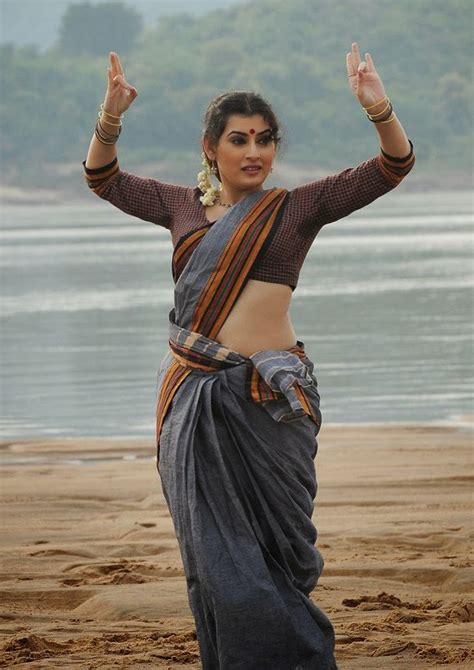Archana Sexy Cheating Kerala Mallu Hot Aunty Saree Pallu Drop Dancing