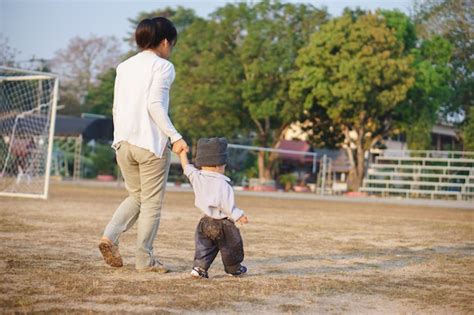 Madre Asiática Enseña A Su Hijo A Caminar Foto Premium