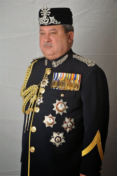 November 1958, in der regierungszeit seines urgroßvaters, sultan ibrahim geboren. Potret rasmi Sultan dan Permaisuri Johor