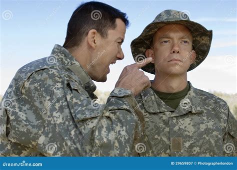 Soldado Yelling At Colleague Imagen De Archivo Imagen De Personas