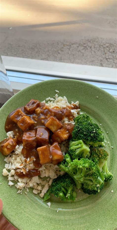 For the sauce, i substituted worcestershire sauce for the oyster sauce, and used half of the amount. Orange tofu with cauliflower rice and broccoli! (Only 305 calories!) : vegan1200isplenty
