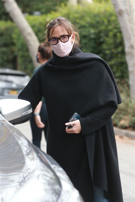 Jennifer garner, 49, was incredibly chic as she gave her son, samuel garner. JENNIFER GARNER Checks Her New House Construction in ...
