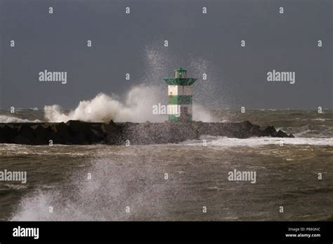 Vuurtoren Op Pier Tijdens Storm Lighthouse On Jetty During Storm Stock