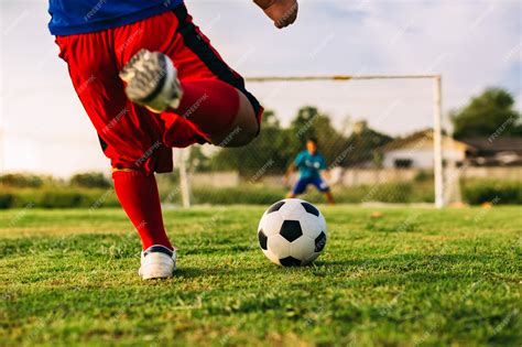 Una Imagen Del Deporte De Acción Del Niño Jugando Fútbol Soccer Para