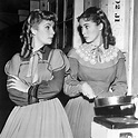 Janet Leigh y Elizabeth Taylor en Mujercitas ,1949. by Mervyn LeRoy en ...