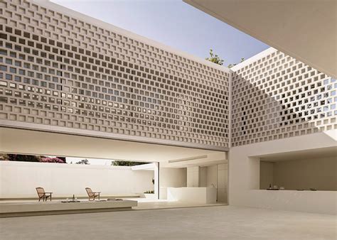 Perforated Walls Bring Light Into Gus Wüstemanns Los Limoneros House