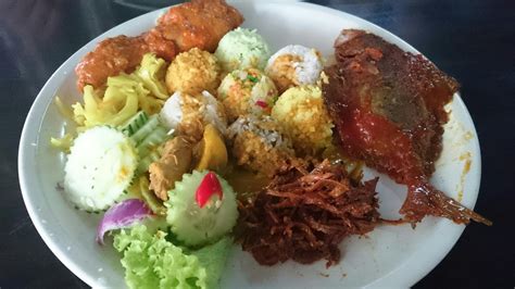 Nasi kandar, widely known as one of malaysians' favourite dish is mildly flavoured rice that is accompanied by different varieties of dishes with meat and vegetables cooked in curry. ~ 8@RoUnD ^-^ ~: Nasi 7 Benua Koo Boo Cafe