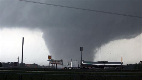Am Report Nearly 140 Tornadoes Slam Southern Us