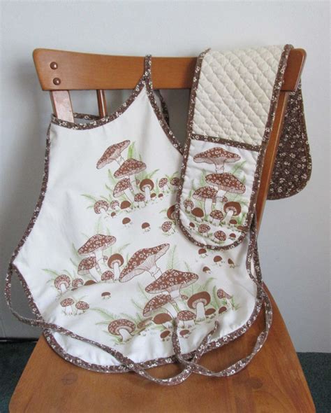 Mushroom Apron And Quilted Double Oven Mitt Potholder Set Etsy Retro Apron Quilted Vintage