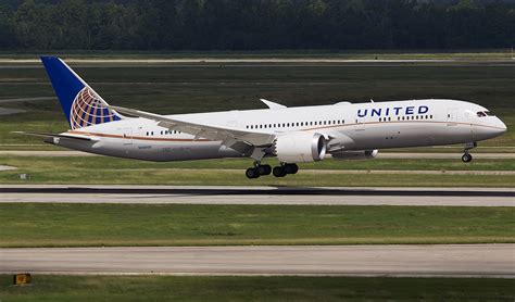 United Airlines Boeing 787 9 Touching Down Runway Aircraft Wallpaper