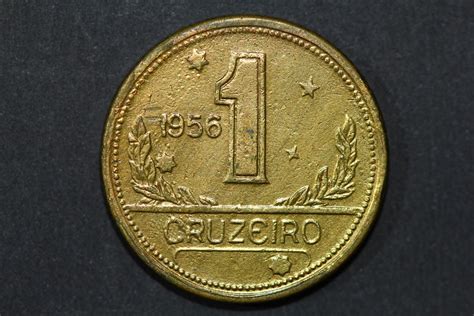 As moedas auxiliares do cruzeiro deixam esse aspecto bem claro, como se vê na figura 3. Moeda Brasil - 1 Cruzeiro - 1956 - V.237 - SOBERBA/FLOR