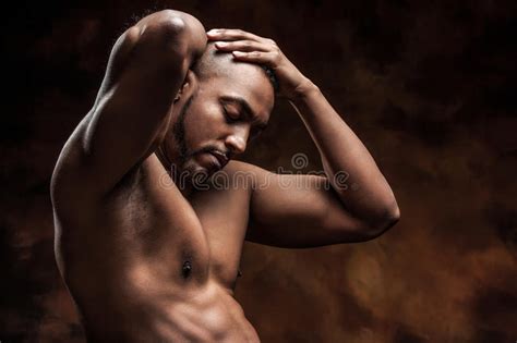 Uomo Nudo Con L ente Perfetto Che Posa in Jeans Immagine Stock Immagine di idoneità bellezza