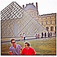 Raphael Sumar e um amigo posam ao lado doMuseu do Louvre, na França...