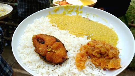 Eating Lunchrice And Fish Curry Fish Fry Aloo Bharta Daal With