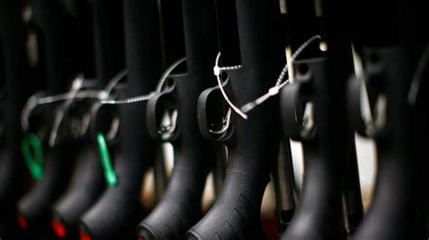 Dicks Sporting Goods Ceo Confronted By Shareholder Over Gun Policies