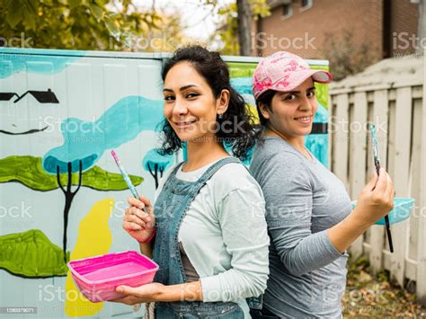 Seniman Mural Wanita Di Tempat Kerja Foto Stok Unduh Gambar Sekarang