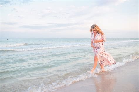 그녀의 배꼽을 포옹 여름 빛 드레스에 아름 다운 행복 한 젊은 임산부 프리미엄 사진
