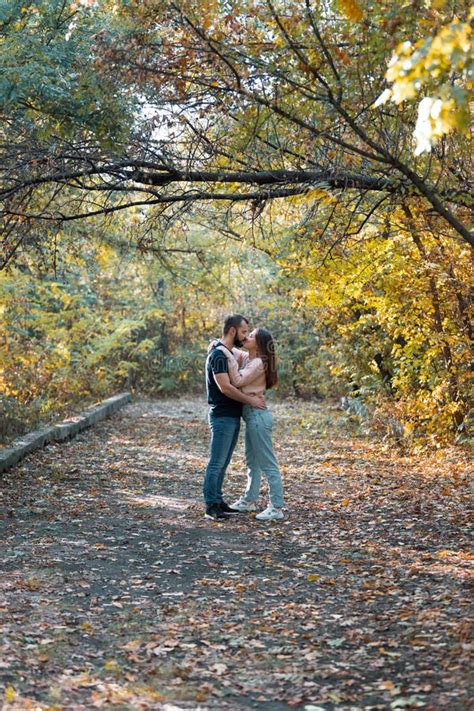 Joven Pareja Enamorada Abrazándose Y Besándose En El Parque Hombre Y Mujer Solos Los Unos Con