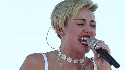 Miley Cyrus Breaks Down During First ‘post Liam Performance