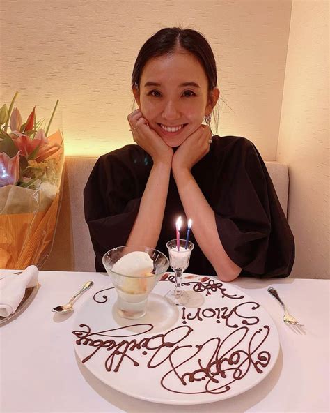 鈴木詩織さんのインスタグラム写真 鈴木詩織instagram「本日8月2日でついに30歳になりました♡ 彼とさくっと誕生日ディナー