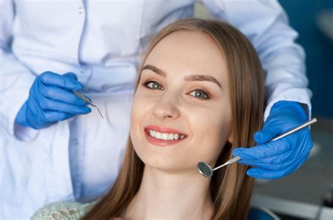 Dentista Examinando Los Dientes De Un Paciente En La Clínica Dental
