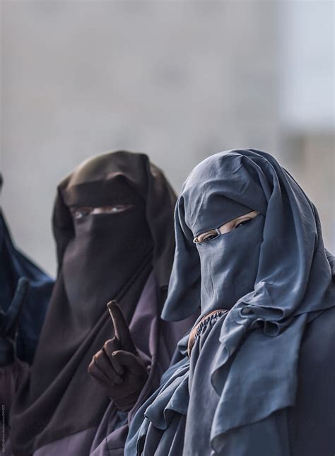 Traditional Muslim Women In North Africa Religious Believers In The Medina Del Colaborador De