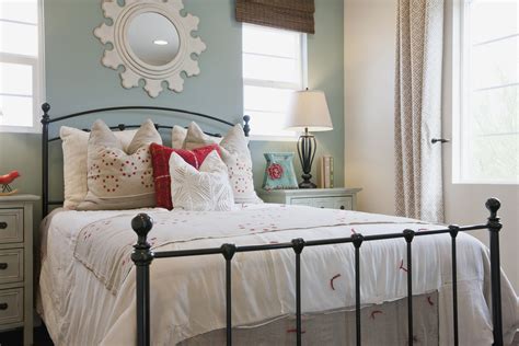 A shabby chic look is a style that naturally lends on decorating with a budget. Photos and Tips for Decorating a Shabby Chic Bedroom