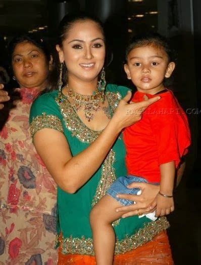 Simran With Her Elder Son Adheep On The Backstage Of South Filmfare Awards