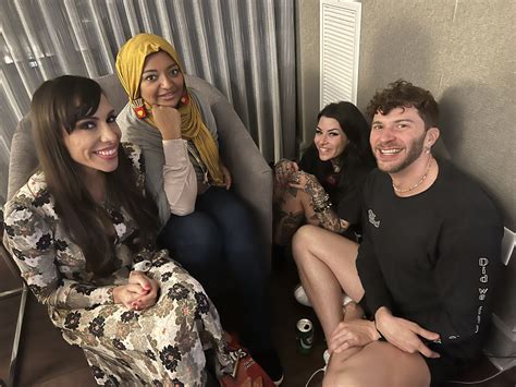 Rebecca Lavoie on Twitter: "I PROMISE there is an actual giant couch in