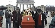 Symbolische Beerdigung Erich Honeckers