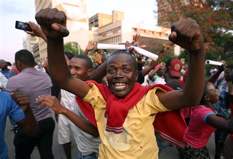 Zimbabweans Pour Onto Harare Streets In Jubilation After Mugabe Resigns Gma News Online