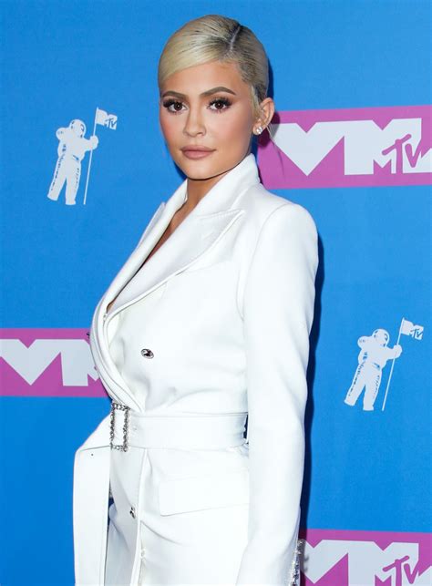 Kylie Jenner Responds To Gofundme Backlash Over Makeup Artist Us Weekly