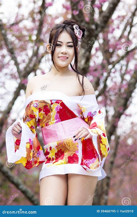 Femme Sexy Asiatique Avec Le Kimono Japonais Image Stock Image Du
